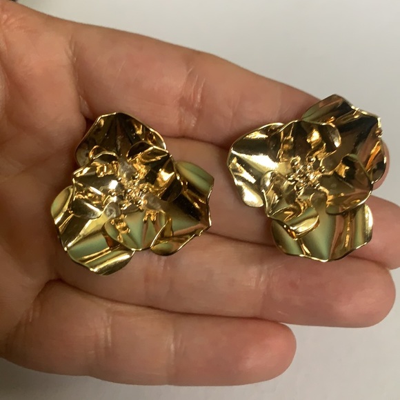 Flower gold tone stud Earrings - Picture 9 of 9